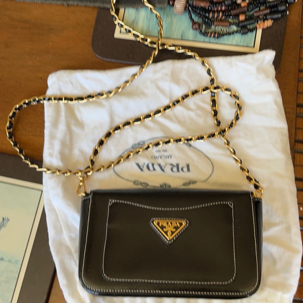 Stunning mini Prada leather cross body bag - Picture 3 of 12